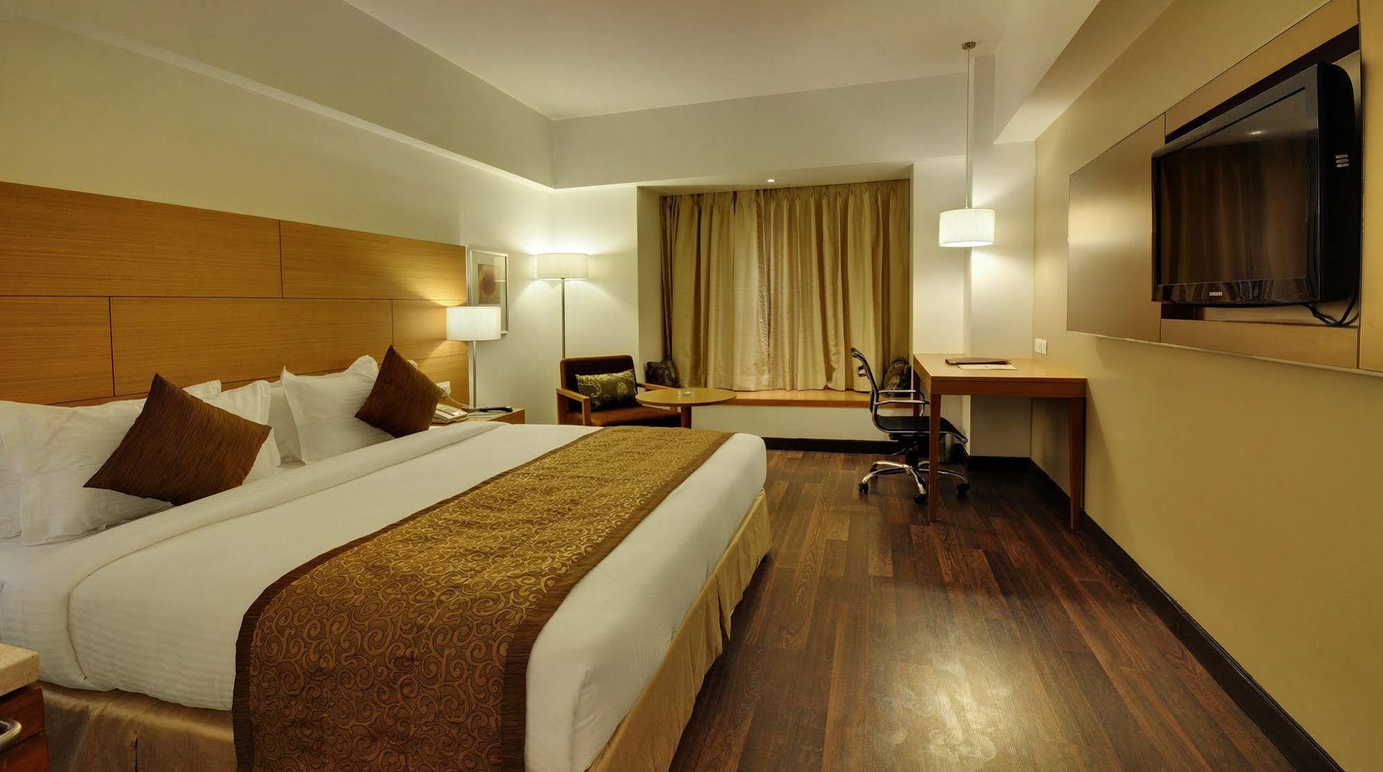 Hotel Platinum Rajkot Exterior foto
